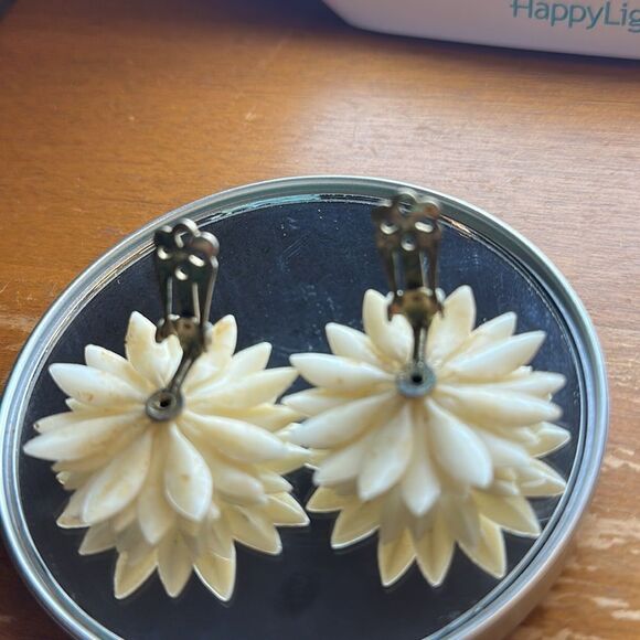 Vintage 60s Coro soft white plastic daisy clip on earrings /rhinestone center - Picture 5 of 6